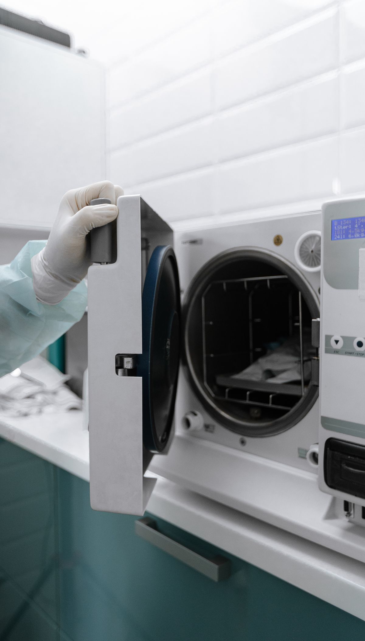 Pre-vacuum autoclave for waste sterilization